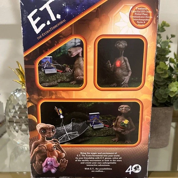 ET 40th Anniversary Collectible Toy - LIGHTS UP - Deluxe Edition